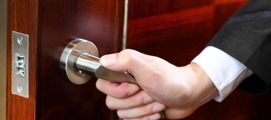 6 طرق لفتح باب عالق دون إتلافه. يمكن استخدام مشبك الورق