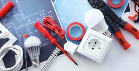 توزيع مفاتيح وبرايز الكهرباء في المطبخ والحمام: 10 قواعد للمخطط المثالي