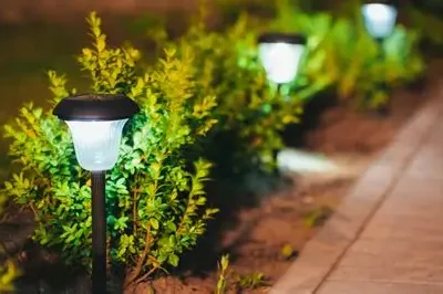 إضاءة الحدائق والمساحات الخارجية